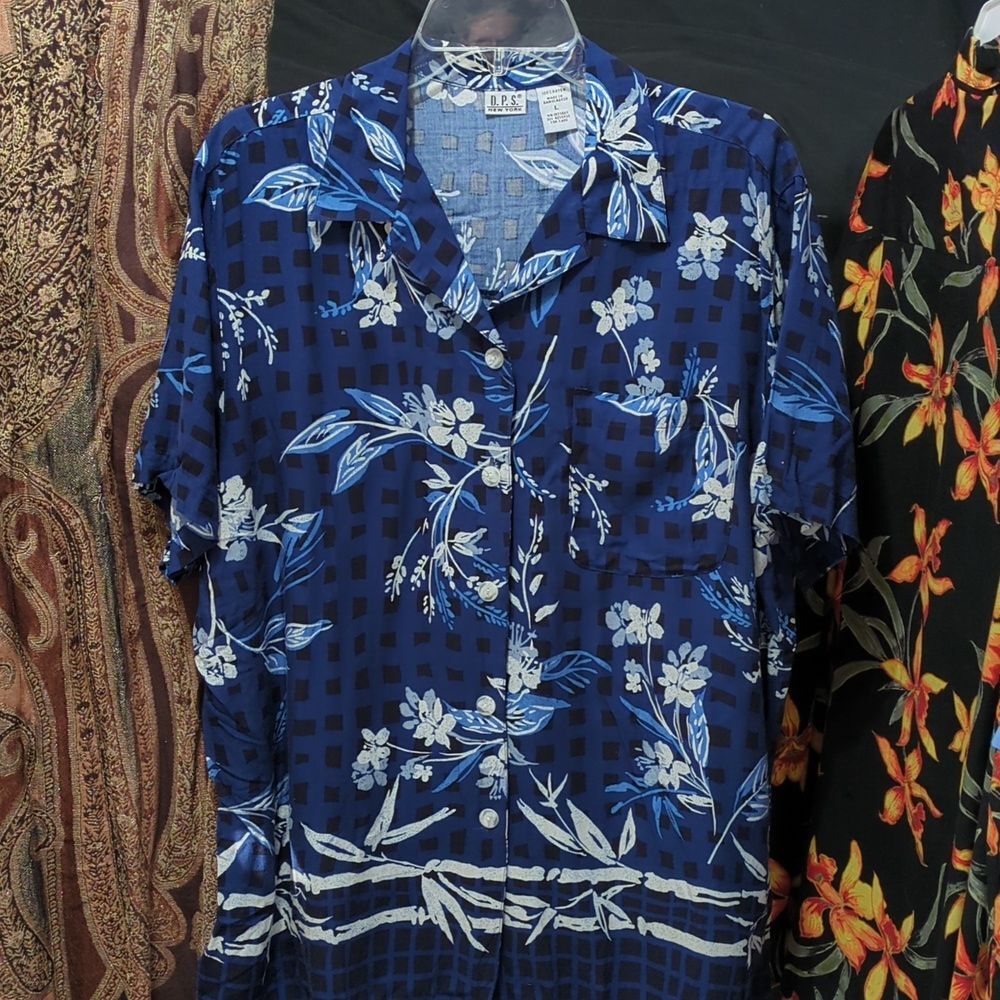 D.P.S New York Hawaiian shirt is large (InvM007)